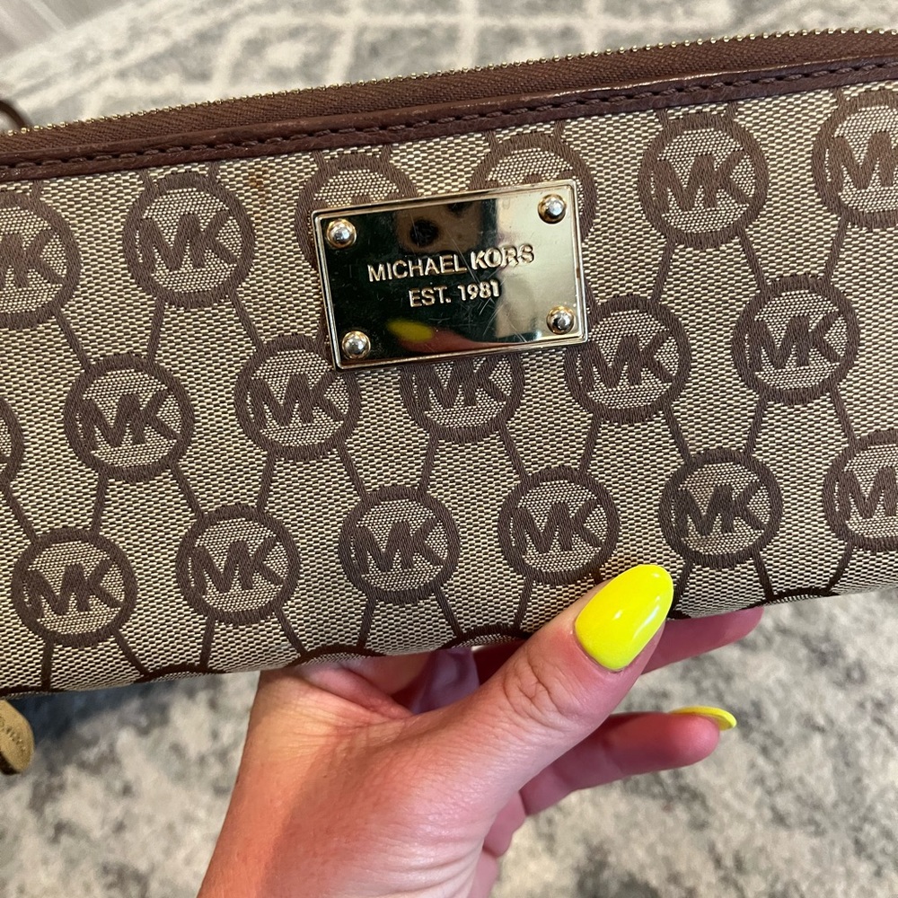 MK Michael Kors WALLET. In perfect condition! Brown and tan in color
